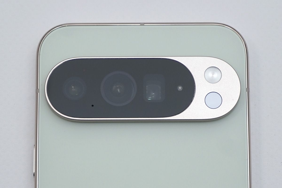 グーグルの「検索バー」のデザインを彷彿とさせる、Pixel 10 Pro XLのカメラバー