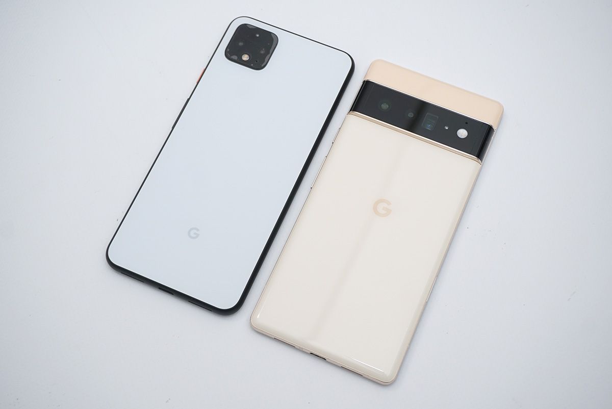 左はグーグルが2019年10月に発売したGoogle Pixel 4 XL。今どきのスマートフォンに比べると小さなカメラユニットを背面に搭載する。右は初めてカメラバンパーを搭載したGoogle Pixel 6 Pro
