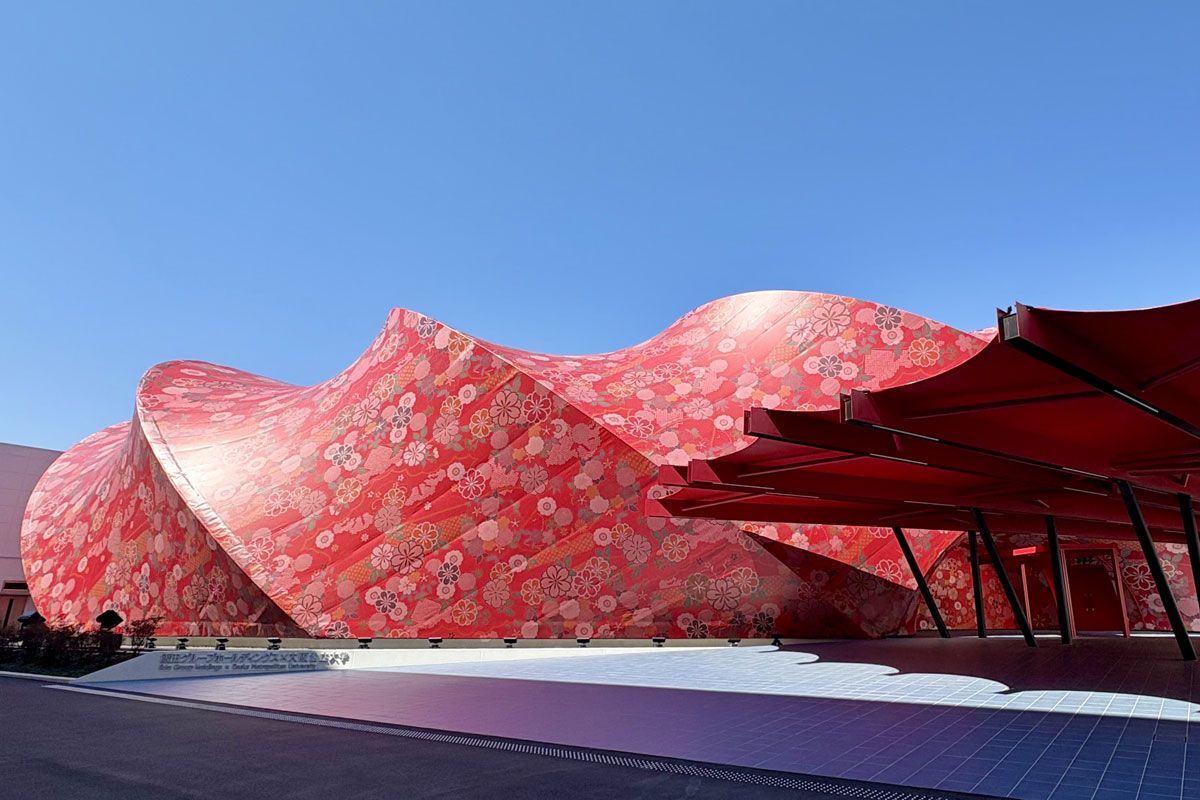 2025年大阪・関西万博では、伝統的な西陣織を外壁に使用したパビリオンが登場（飯田グループホールディングスと大阪公立大学の共同出展）。その製作を担当した。courtesy of 飯田グループホールディングス