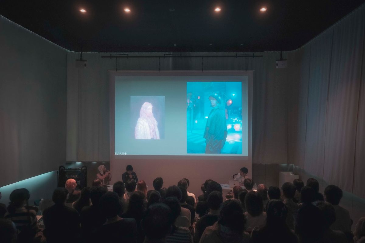 2025年8月10日に金沢21世紀美術館で開催された、アペルト19　森本啓太　what has escaped us トークセッション「記憶の中の風景」。会場となったレクチャーホールは満員の盛況。