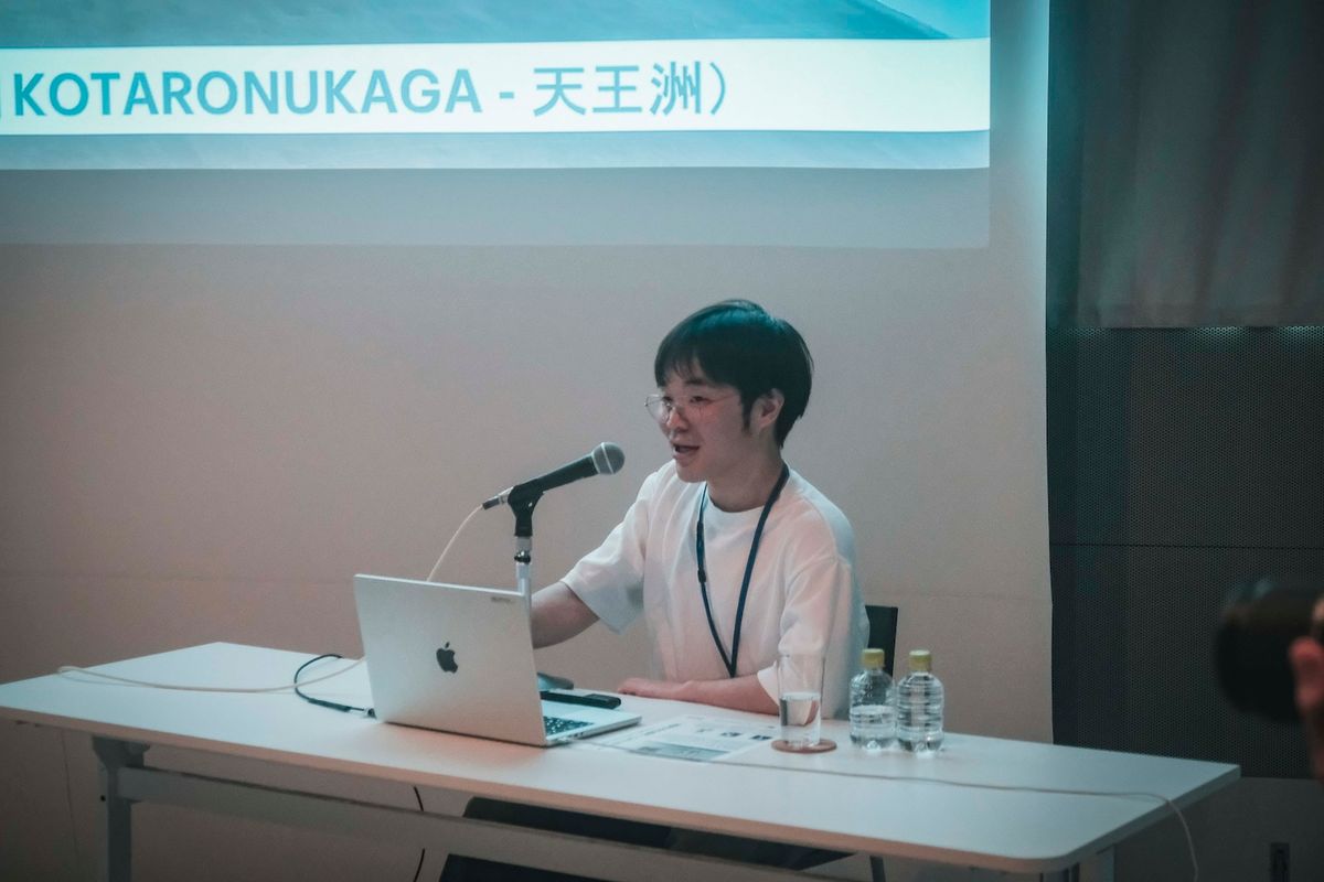 終始笑顔を浮かべ、随所にユーモアを交えながらの森本の語りは軽やか。