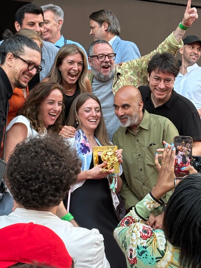 贈賞式会場外の階段でも、興奮冷めやらず喜びを爆発させる受賞者達。 （筆者撮影）