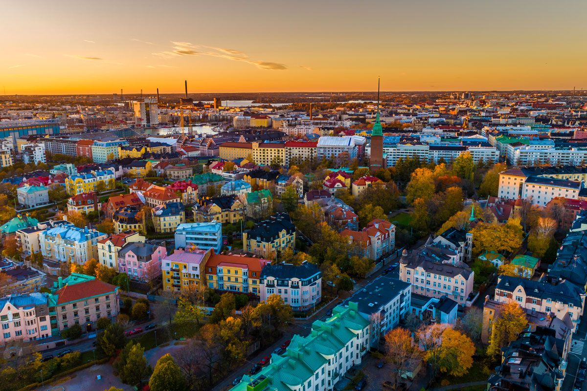 夕日がヘルシンキのカラフルな建物を照らす（Shutterstock.com）