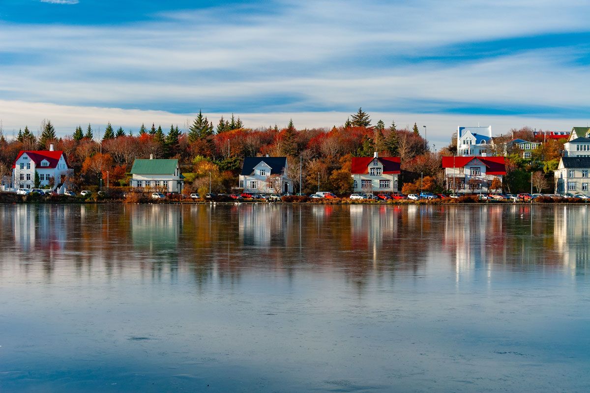 紅葉の赤色に染まるアイスランド・レイキャビク（Shutterstock.com）