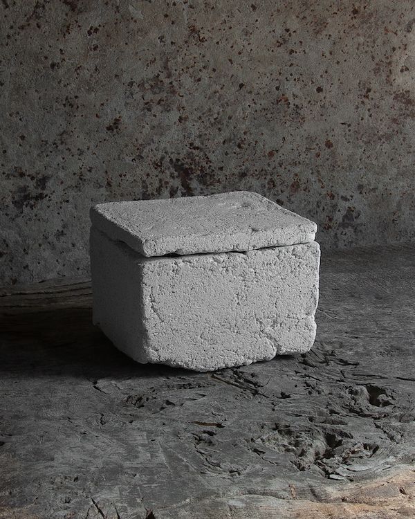 漆喰箱を再現した作家・明主航の作品。