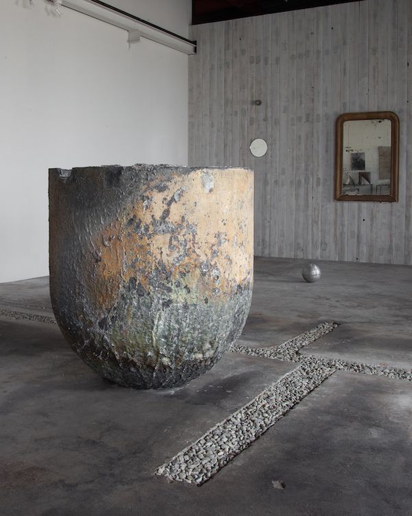 アルミを溶解する産業用のつぼ。自然釉を生かして作品へ変貌させた。