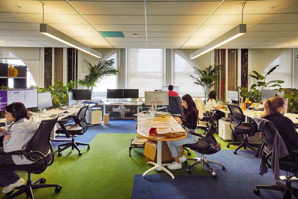 開放感のあるワークスペース。視線ストレスを感じずに作業に集中できるよう、コの字型にデスクを配置。