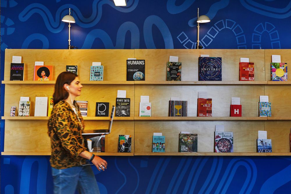 書架には従業員のおすすめ本を陳列。