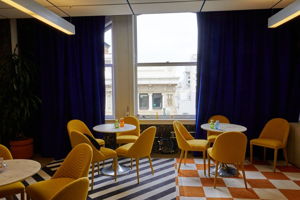 各ワークスペースの間に必ず共有スペースを設けるなど、コミュニケーションを促進する工夫が随所に。