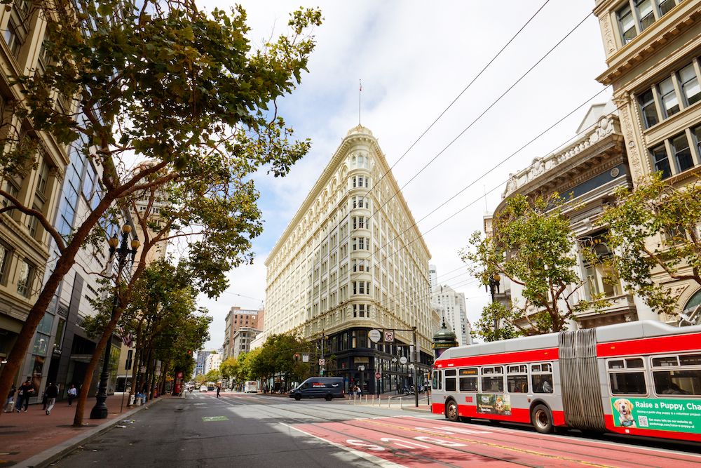 鋭角三角形の瀟洒なビルは震災直後の1907年に着工。当時最新だった鉄筋技術を駆使して建てられ、現在は市の歴史建造物に指定されている。