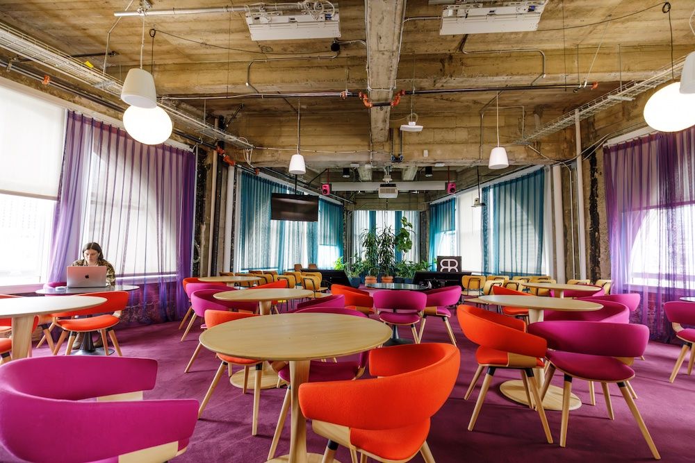 建物の形状を生かした三角形の共用スペース。三方を窓に囲まれているので、カーテンを全開にすると目の前に高層ビルが迫ってきて、空に浮かんでいるかのような開放感に包まれる。