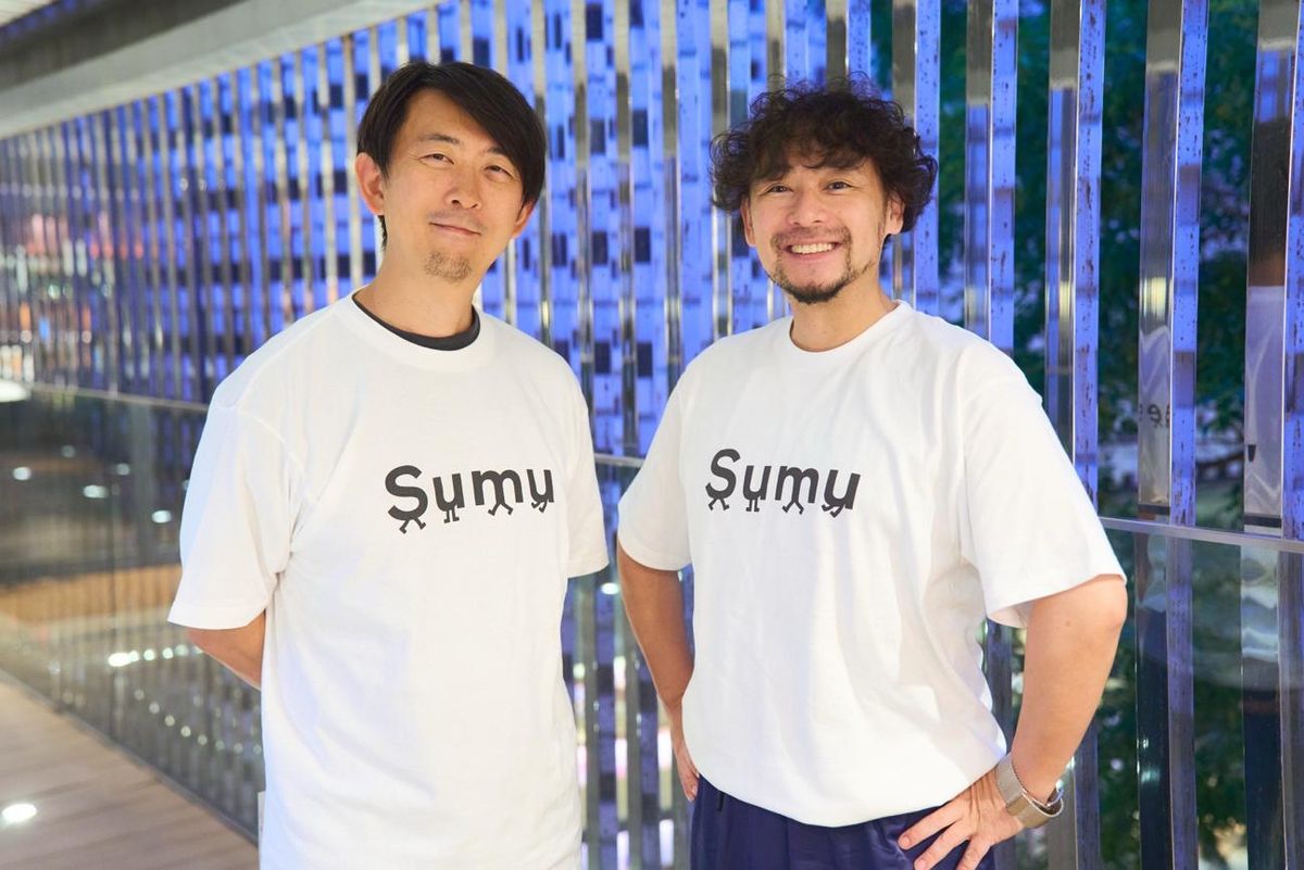 Sumuのブランディングを手がけるWhateverの富永氏（右）と川村真司氏（左）。文字一つひとつに小さな足が生えて、自由に動き回るという、川村氏が生み出したロゴデザインにも象徴されるように、Sumuは固定概念からの解放を追求する。「住むと旅するを自由に満喫できるホテルだから、ロゴも自由に住んだり旅したりするんです」（川村氏）