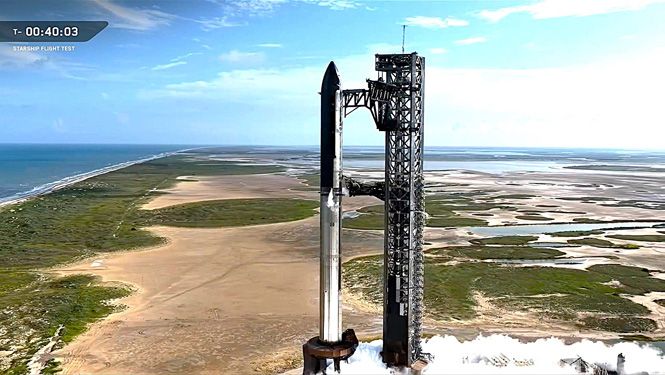 2025年8月26日に実施されたスターシップ（全長121m）の10回目の飛行テストでは、予定されたすべての試験項目をクリア。10月中には11回目、2025年内には12回目の飛行テストが行われる予定(c)SpaceX