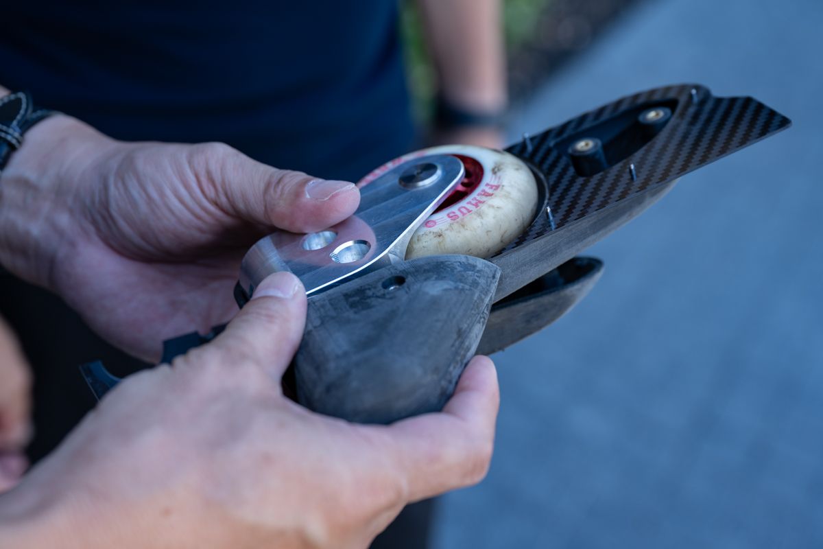 空気を受け流す形状のカバーを付けた尾輪。