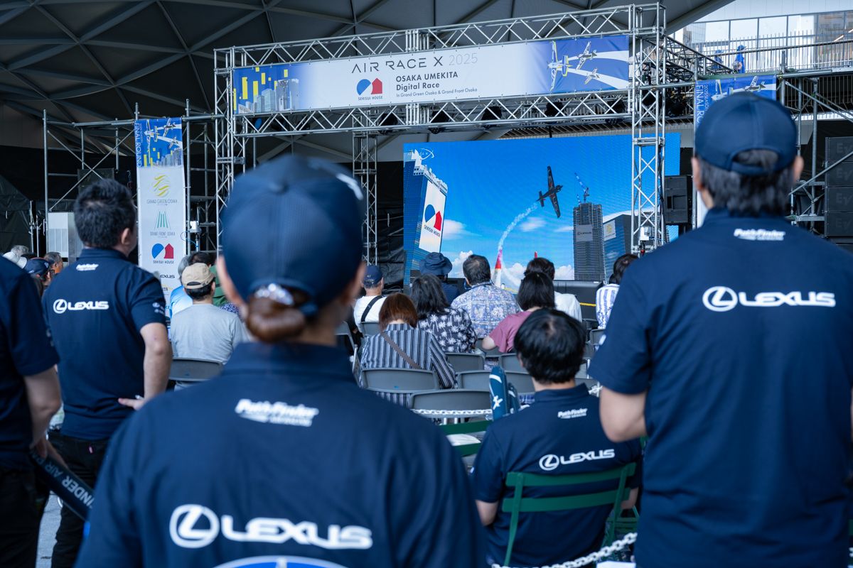 「エアレース X 2025 積水ハウス 大阪うめきたデジタルレース in グラングリーン大阪 & グランフロント大阪」の観戦風景。計測した実飛行データを基に、AR技術によって生成されたレース機が、会場周辺の環境に合わせて設計されたレーストラックを舞台にレースが繰り広げられ、観客はまるで目の前で本物のレースが展開されているかのような迫力を体感した。