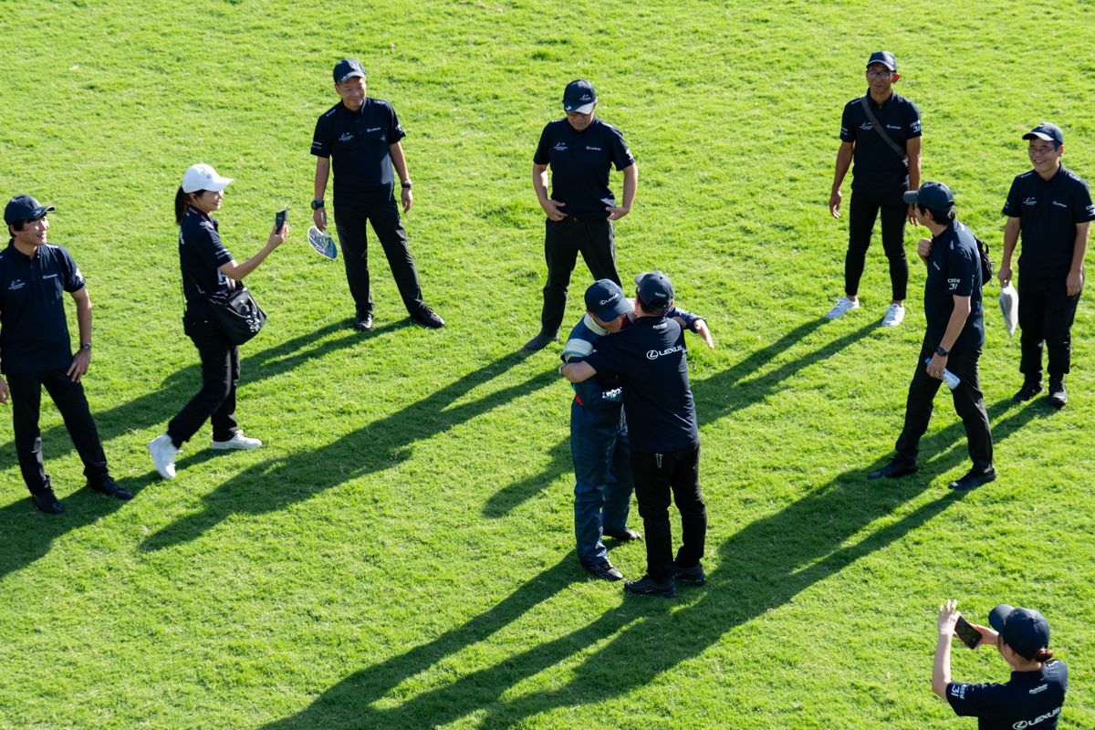 チームメンバーに囲まれるなかで互いを労う室屋と中江。