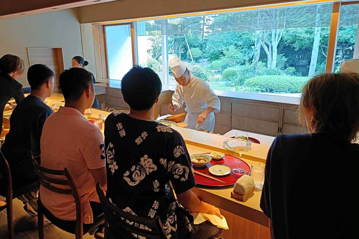 『成生』で食事を楽しむ漁業関係者とその家族