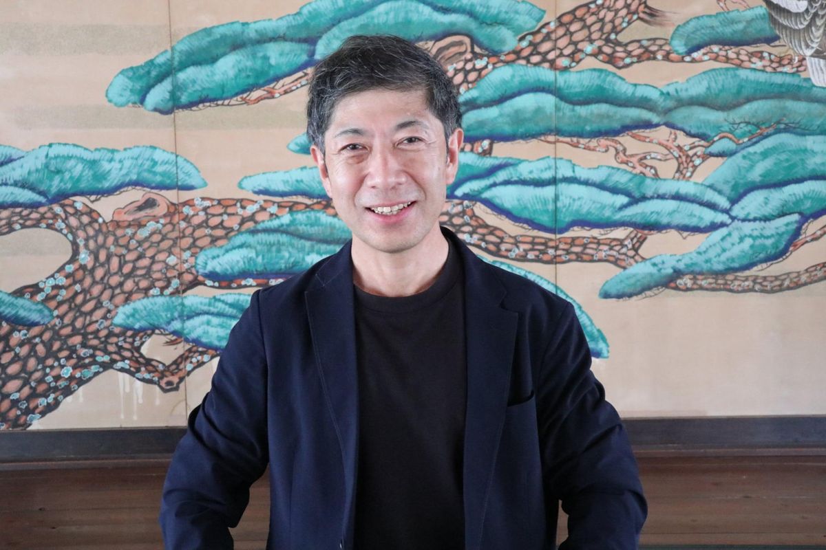 「ただ者じゃない」を地でゆく異能者、天野博之。写真の背景は資金を集めて再生させた廃墟同然だった元料亭「寿ゞ家」の舞台