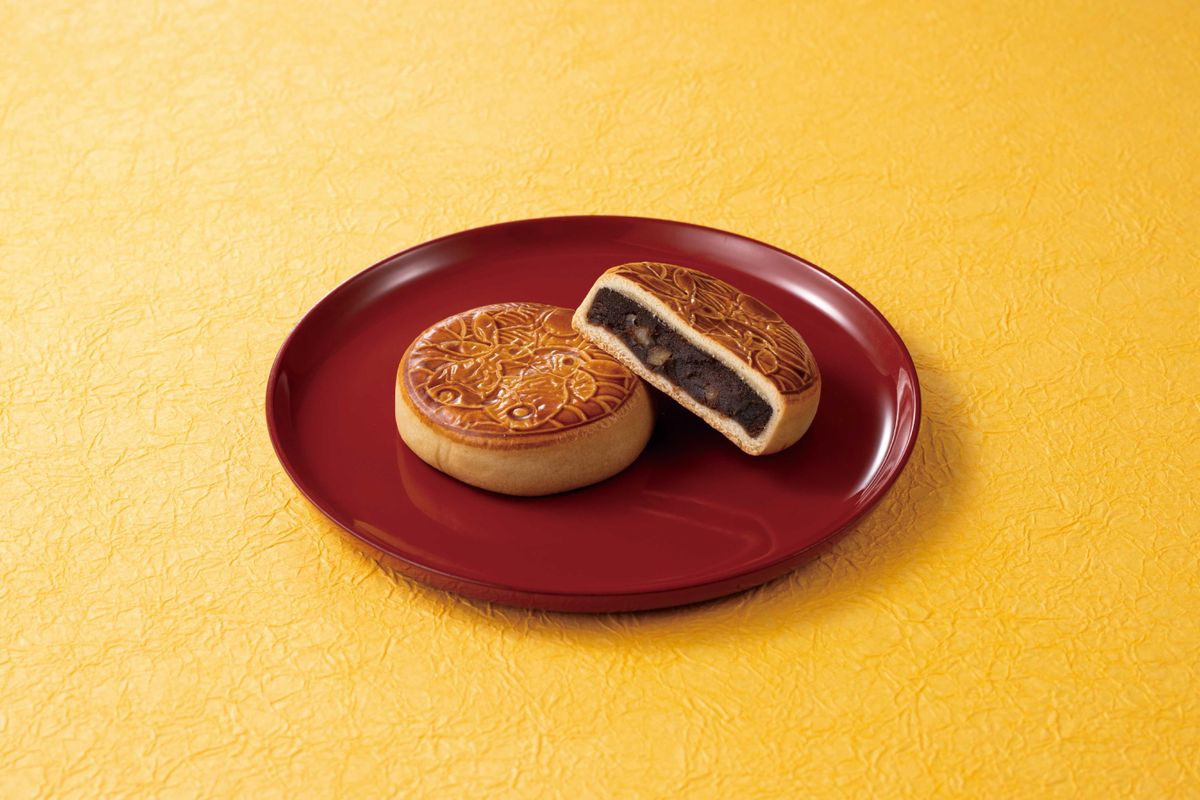 新宿中村屋の中秋の名月の限定商品「うさぎと月の型模様の小豆餡月餅」。昨今のトレンドは「模様がきれいでカラフルなSNS映えするもの。和洋折衷やモダンな融合（伝統＋α）でフルーツやチーズ、和素材との融合、小型化、個包装化など」（新宿中村屋広報）だという