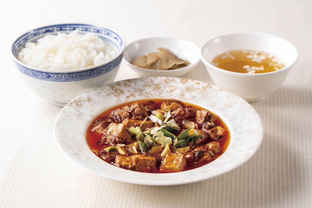 新宿中村屋では、1960年代に同社の料理人が四川省を訪ね、本場での味を学び、1971年（昭和46年）に本格的な麻婆豆腐を提供している