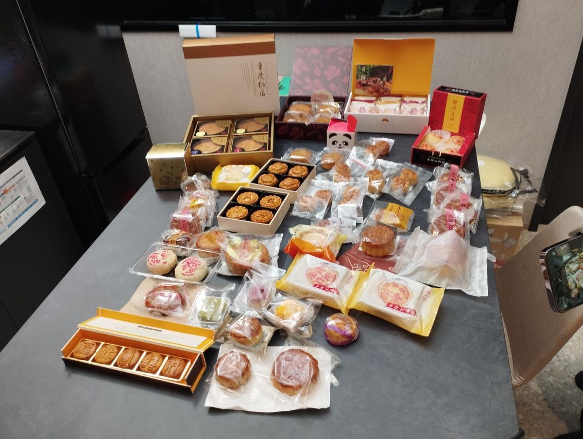 東京ディープチャイナのメンバーが試食のために買い集めた月餅の数々