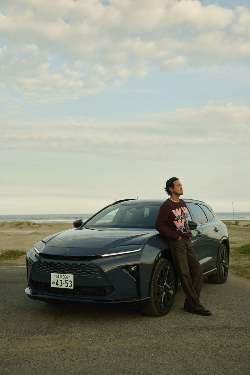 セーター309100円、Tシャツ36300円、パンツ606100円、靴 参考商品〈すべてエトロ／エトロ ジャパン Tel:03-3406-2655〉「CROWN“ESTATE” RS」サイズ：全長4930×全幅1880×全高1625mm、車両重量：2080kg、駆動方式：E-Four（電気式4輪駆動）、最高出力：225kW。8100000円〜［メーカー希望小売価格］〈トヨタ／トヨタ自動車お客様相談センター Tel:0800-700-7700〉