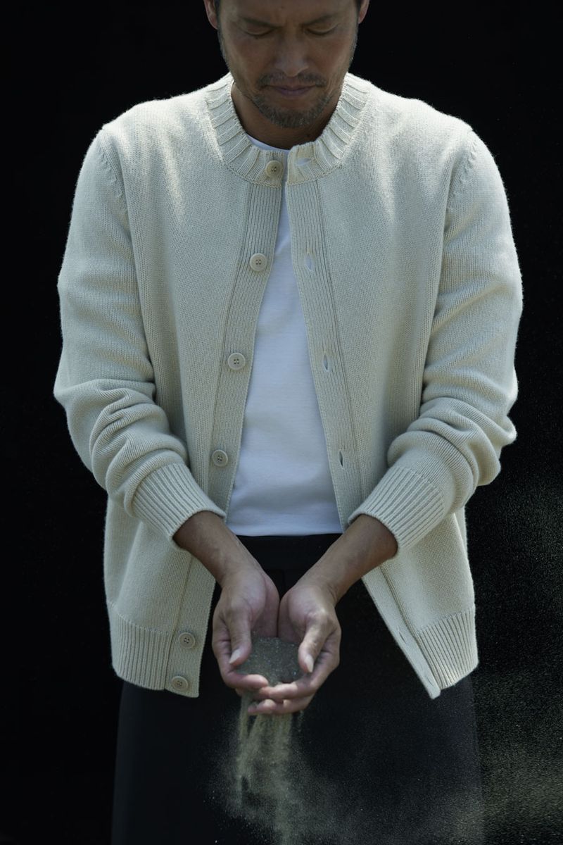 カーディガン280500円、Tシャツ117700円、パンツ173800円〈すべてフェンディ／フェンディジャパン Tel:0120-001-829〉