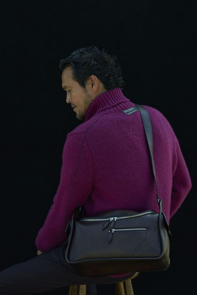 セーター352000円、パンツ148500円、バッグ545600円〈すべてベルルッティ／ベルルッティ・インフォメーション・デスク Tel:0120-961-859〉