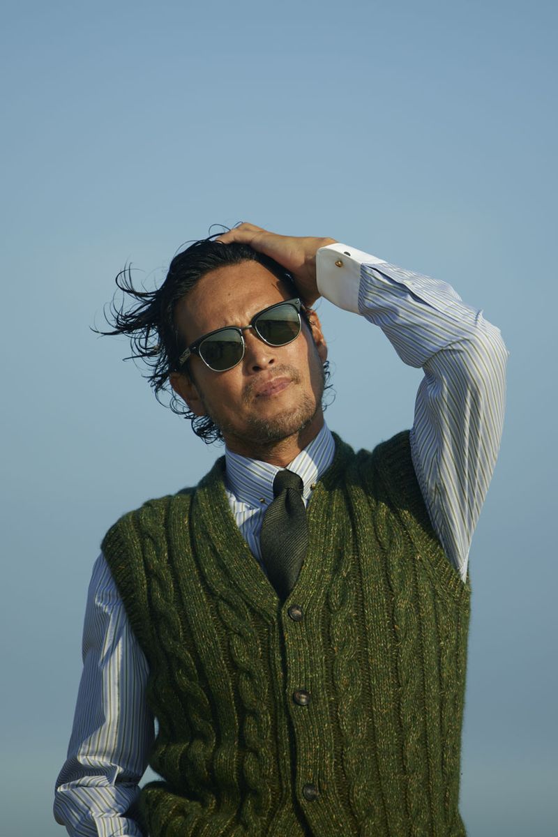 ベスト326700円、シャツ205700円、タイ 参考商品、サングラス178200円〈すべてロロ・ピアーナ／ロロ・ピアーナジャパン Tel:03-5579-5182〉