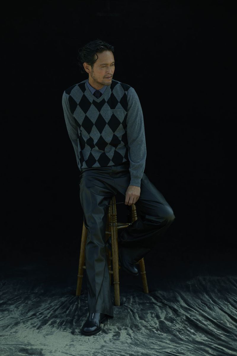 セーター198000円、シャツ132000円、タイ31900円、パンツ616000円、靴198000円〈すべてフェラガモ〉、手に持ったサングラス57200円〈フェラガモ アイウェア／すべてフェラガモ・ジャパン Tel:0120-202-170〉