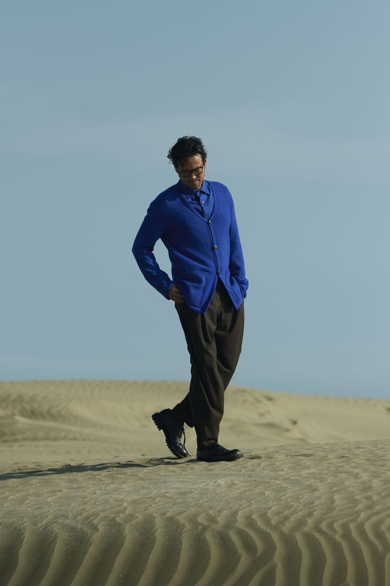 カーディガン583000円、シャツ220000円、パンツ308000円、靴201300円〈すべてジョルジオ アルマーニ／ジョルジオ アルマーニ ジャパン Tel:03-6274-7070〉メガネ52140円〈ジョルジオ アルマーニ／ルックスオティカジャパン カスタマーサービス Tel:0120-990-307〉