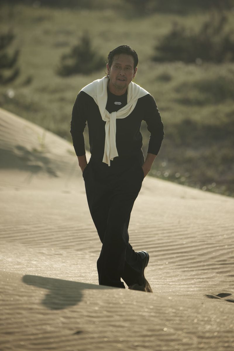 セーター160000円、肩に掛けたセーター160000円、パンツ 参考商品、靴195000円〈すべてディオール／クリスチャン ディオール Tel:0120-02-1947〉