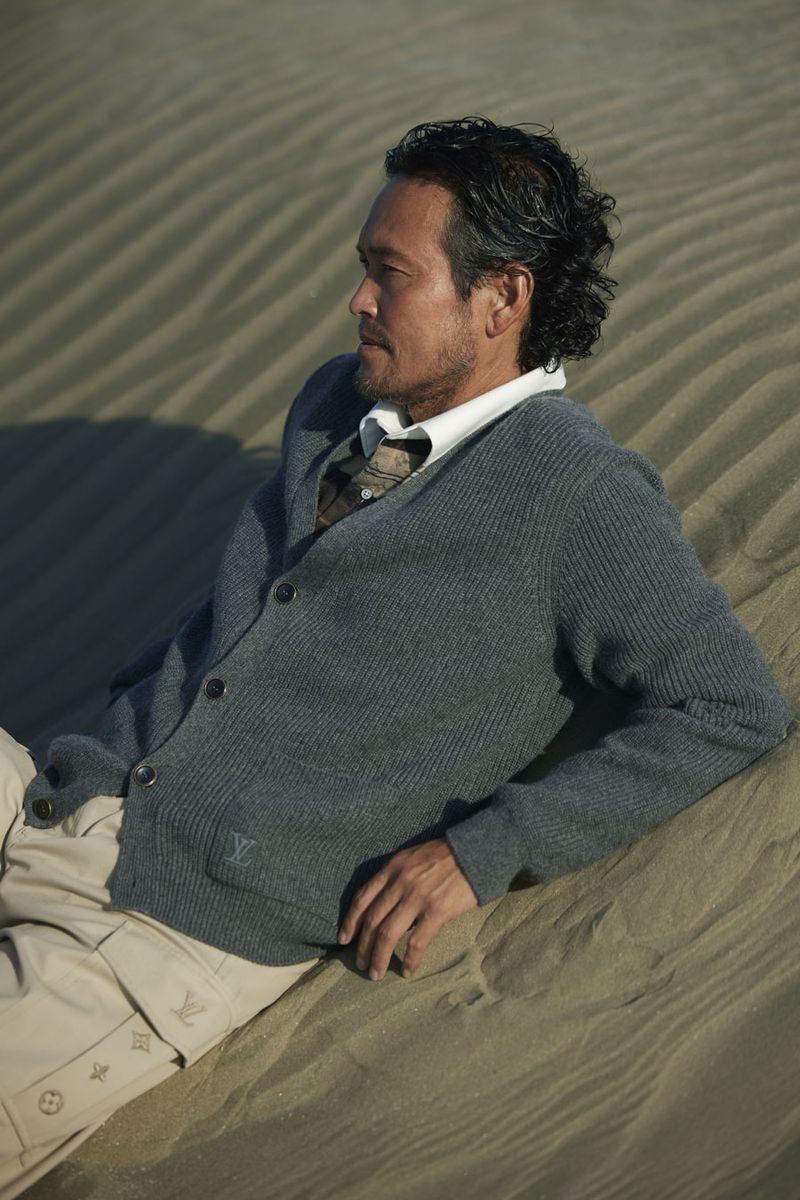 カーディガン408100円、シャツ277200円、パンツ233200円［すべて予定価格］〈すべてルイ・ヴィトン／ルイ・ヴィトン クライアントサービス Tel:0120-00-1854〉