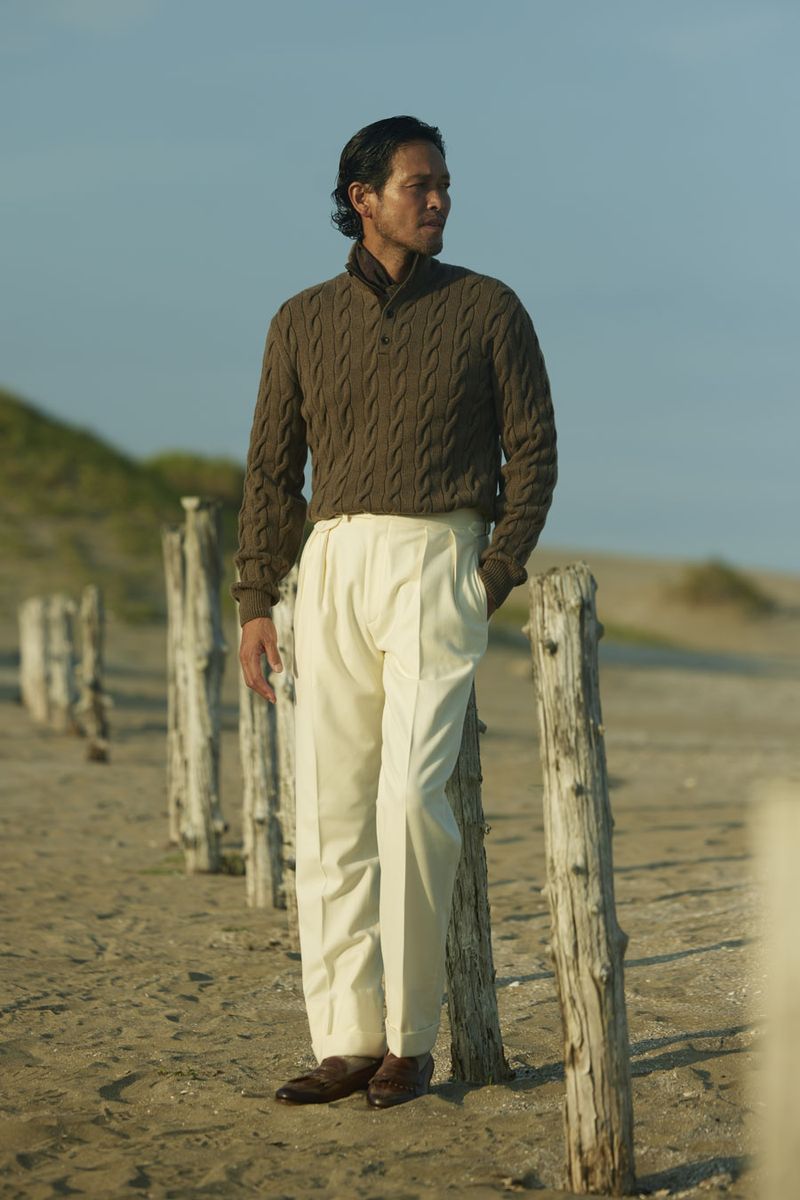 セーター298100円、スカーフ 参考商品、パンツ128700円、靴152900円〈すべてラルフ ローレン パープル レーベル／ラルフ ローレン Tel:0120-3274-20〉ソックスはスタイリスト私物