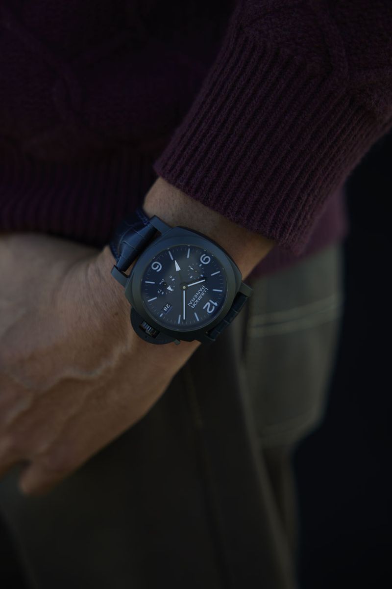 自動巻き、セラミックケース、ケース径44mm。2486000円〈パネライ／オフィチーネ パネライ Tel:0120-18-7110〉