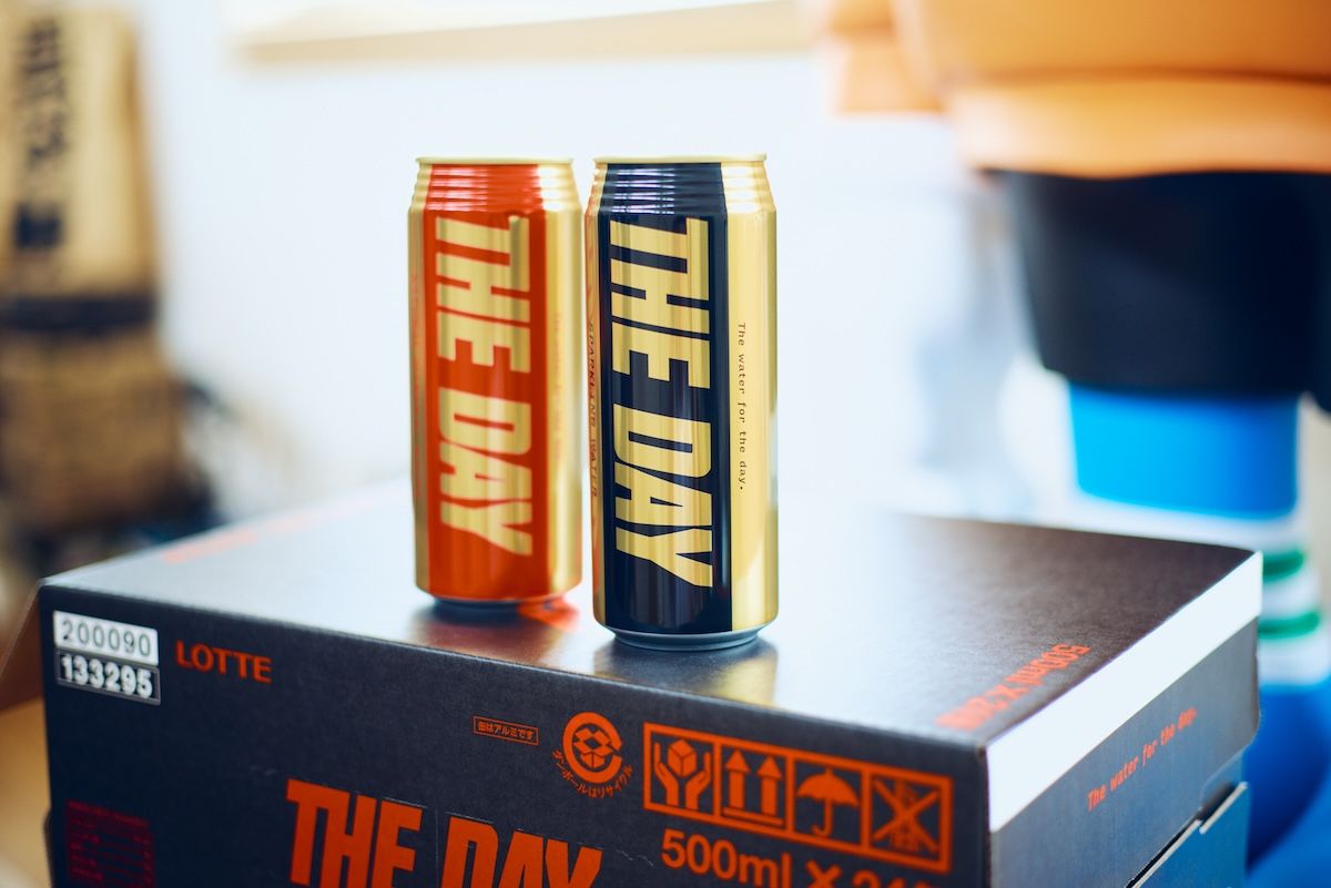 （左から）THE DAY「ナチュラルミネラルウォーター」、THE DAY「スパークリングウォーター」