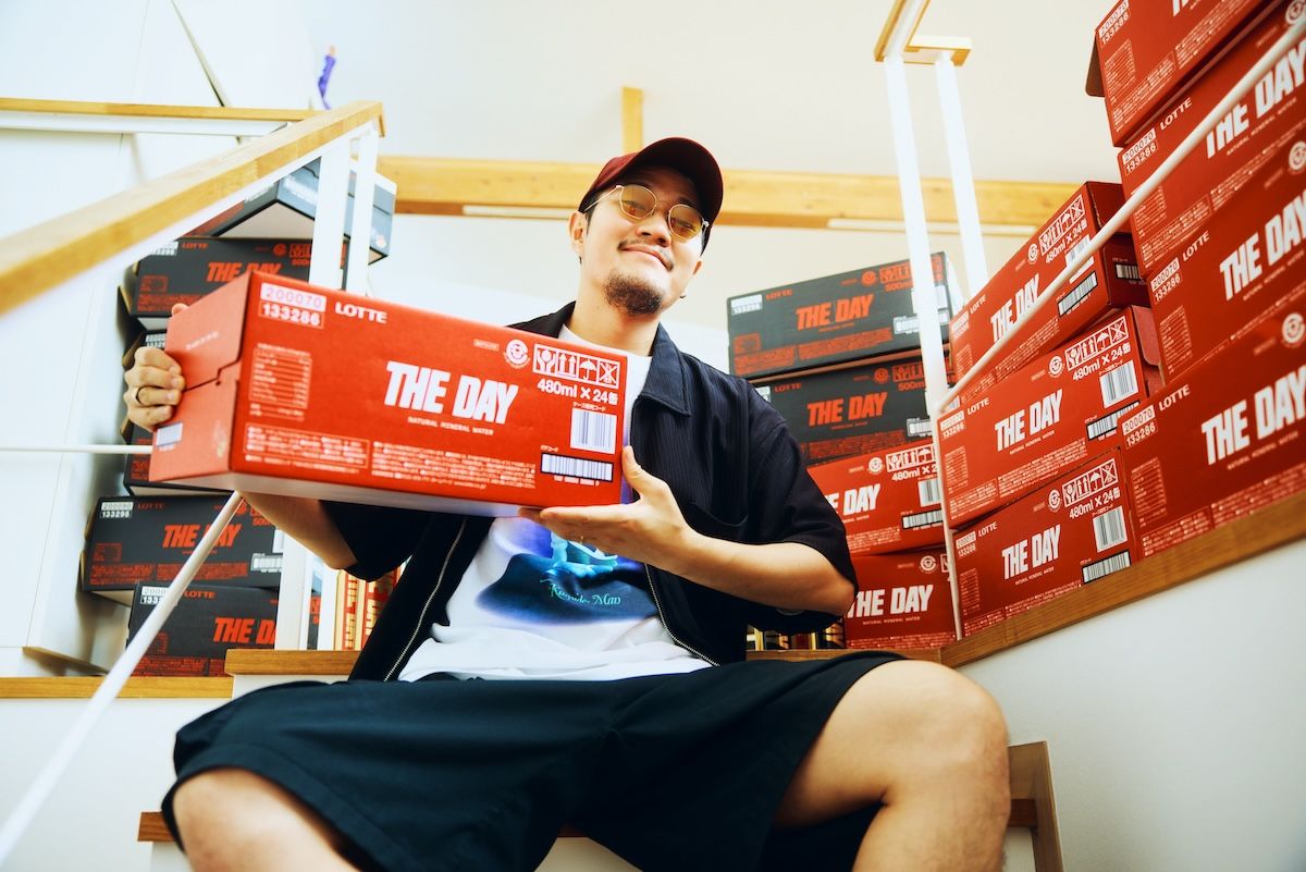 「THE DAY」の世界観が楽しめるオリジナルデザインの箱。店頭でもケースで展開する