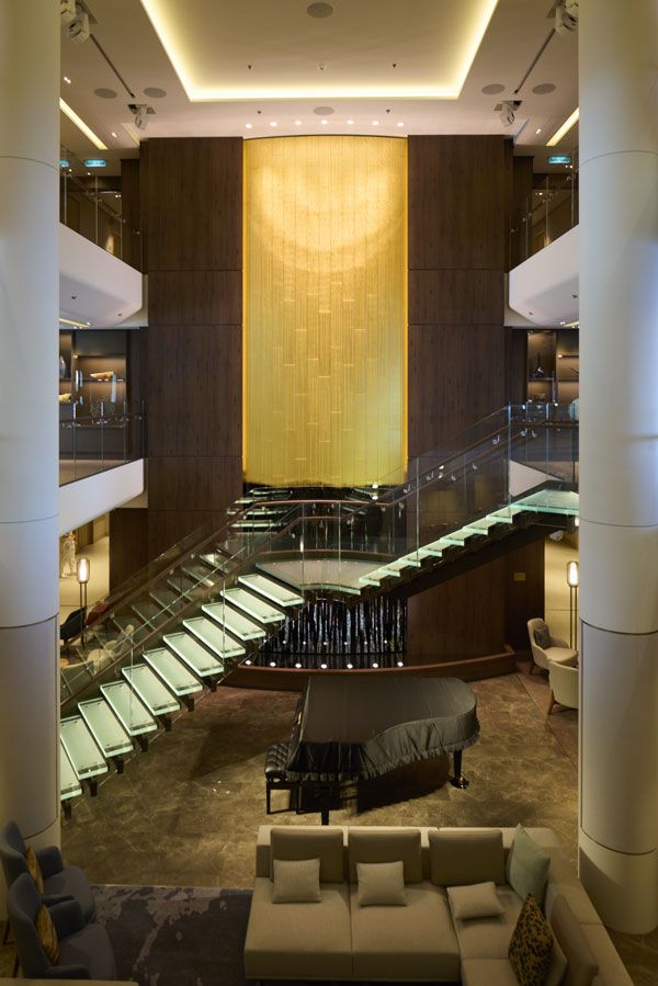 漆芸家で人間国宝の室瀬和美の「耀光耀瑛」は、デッキ3層から異なる表情を楽しめる。