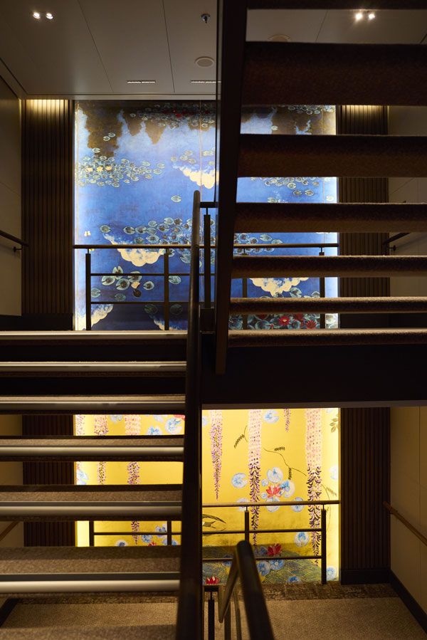 船内前方の5デッキから13デッキまでつながる階段には、日本画家の土屋禮一の大作。階を移動するごとに雲のモチーフが変化していく