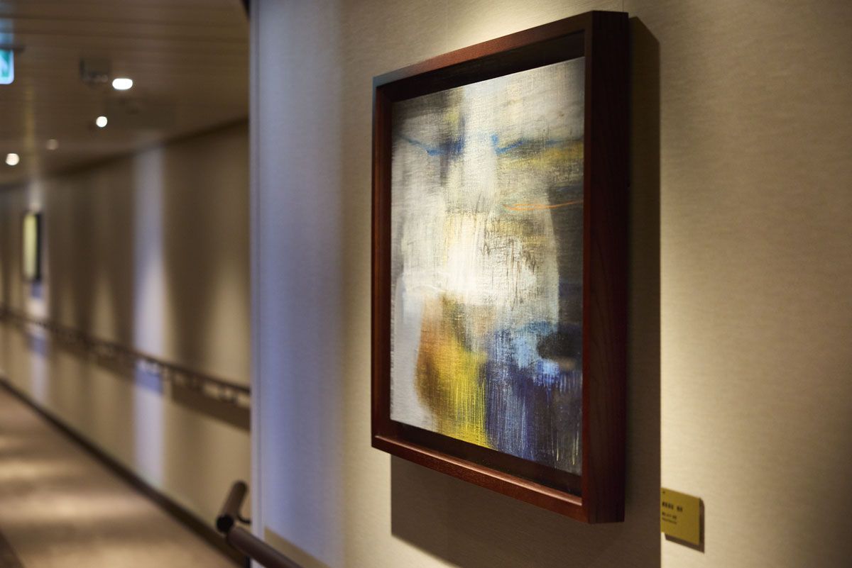 公募入選者の作品を鑑賞しながら船内を散歩するのはよい運動に。