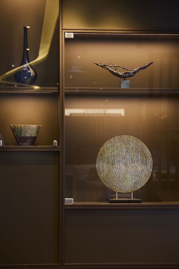 船内各所に飾られた“買える”工芸作品。作家たちは作品が旅をすることを喜んでいるという。