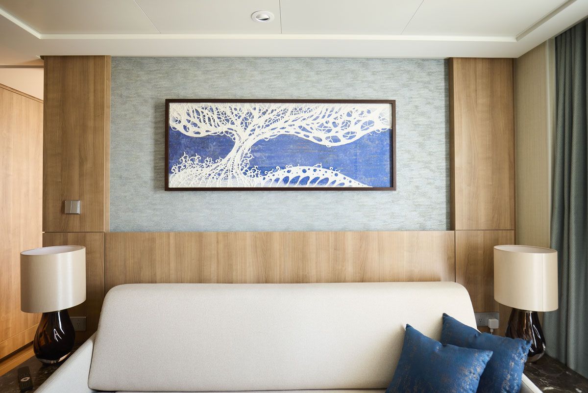 福井県の部屋には、1,500年以上の歴史をもつ工芸・越前和紙の作品。