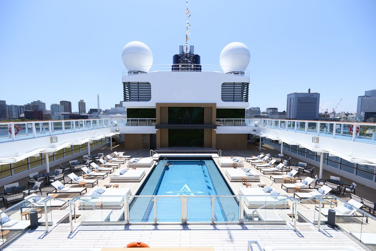 洋上のプールは11デッキに。