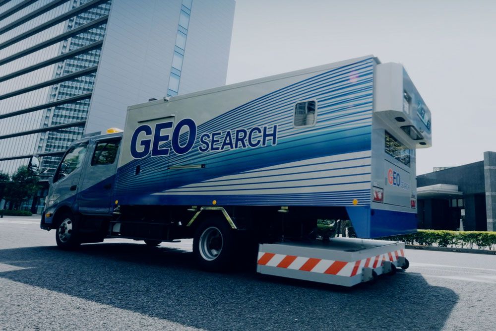 スケルカー。マイクロ波レーダーで得た情報を解析し、地下状況を可視化する。従来の10分の1の時間、半分のコストで調査から報告までを実行できるという。