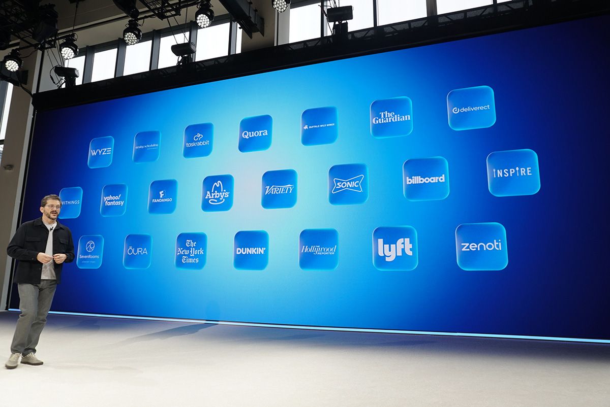 さまざまなパートナーのサービスが、スキルを呼び出すという従来の操作を意識することなく、Alexa+とただ会話を交わすようにスムーズに使えるようになる