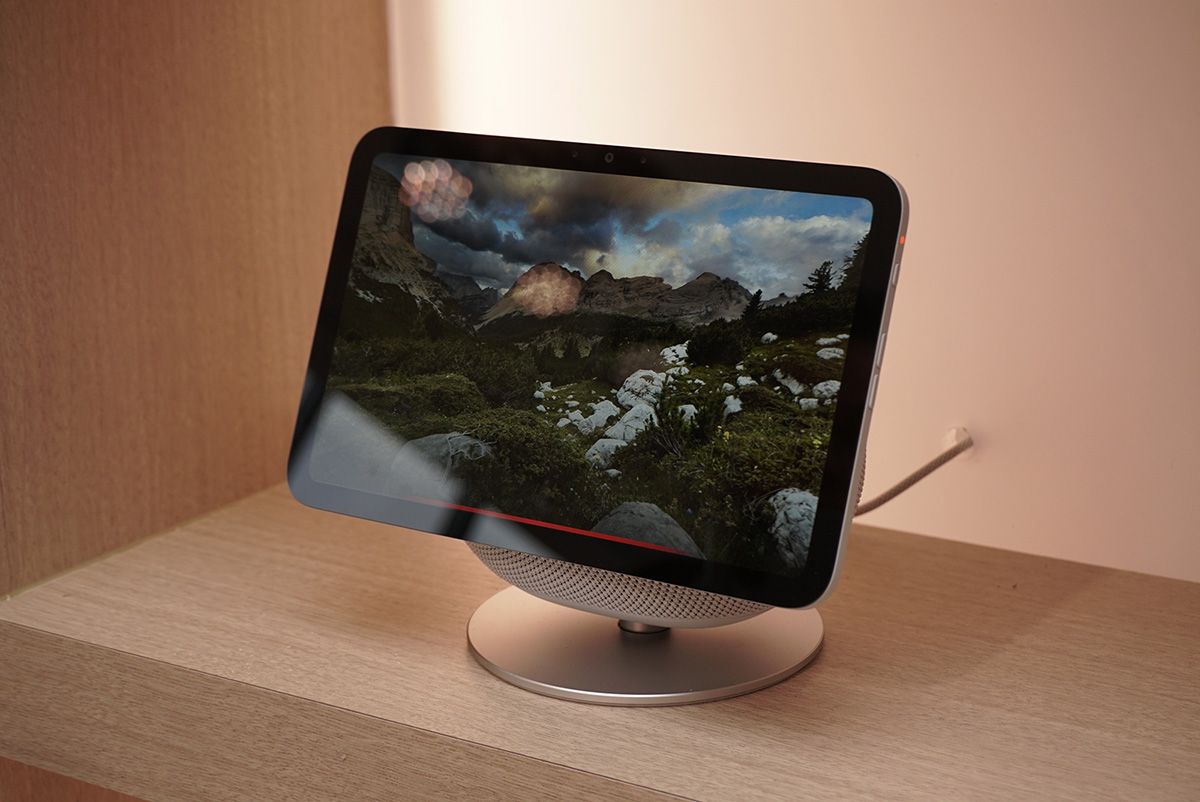 11インチのディスプレイを搭載するAmazon Echo Show 11。本体に搭載するカメラやマイクの他、さまざまなセンサーで設置された環境の情報をモニタリングして、ユーザーの暮らしに役立てるセンサーフュージョン技術「オムニセンス」に対応