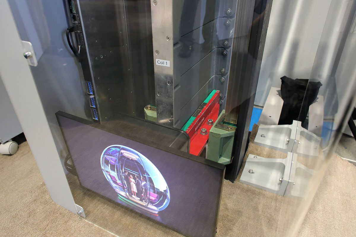 赤と緑の部品が永久磁石でその左の金属部材の中にコイルが内臓