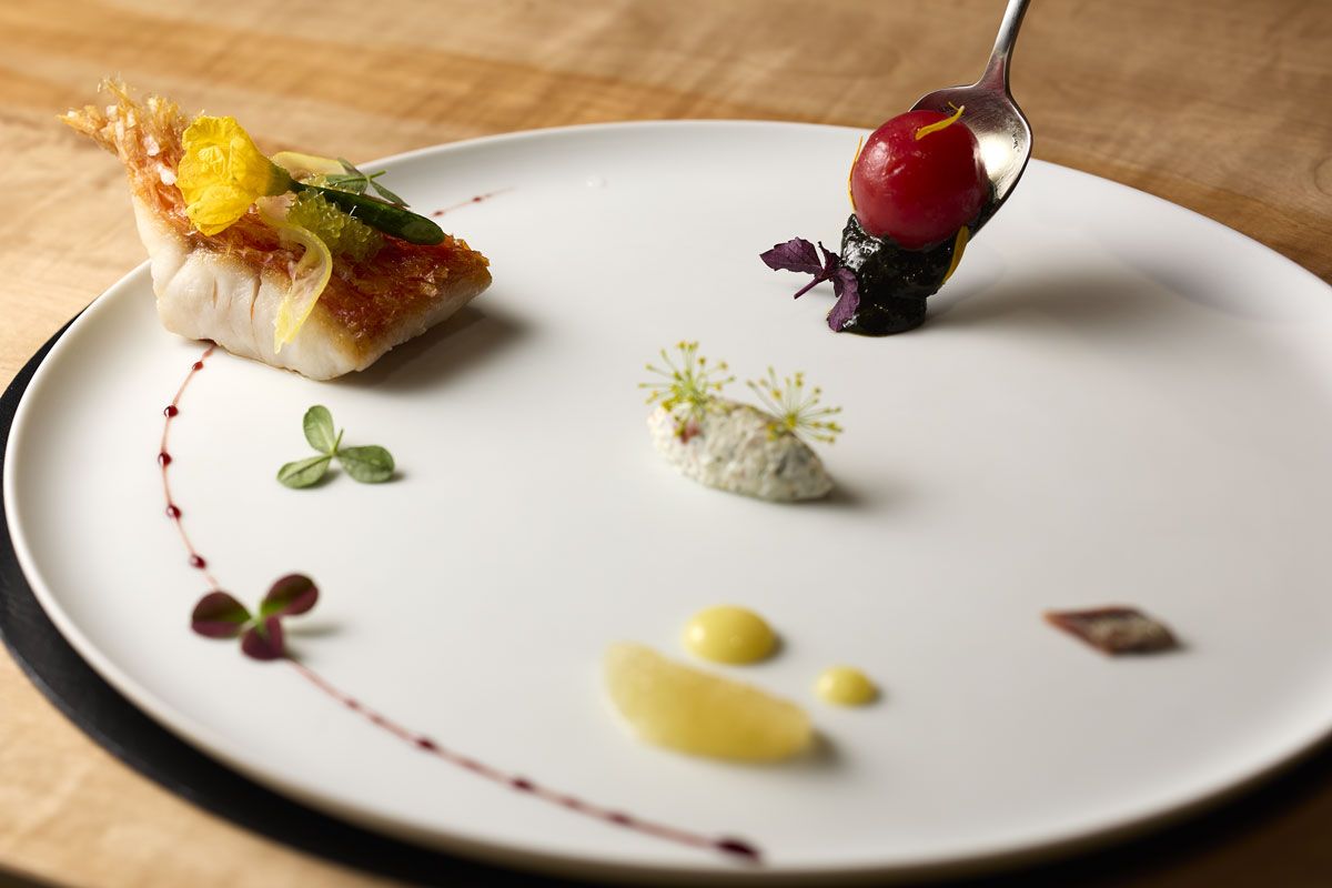 サスエ前田魚店（焼津）から仕入れた金目鯛を皮はクリスピーに、身はしっとりと焼き上げ、コンディマンを添えた一皿（3800円）。