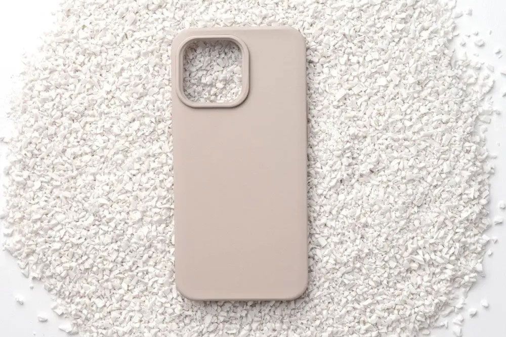 従来の複合素材によるケースは最終的に埋め立て地などで廃棄処分に。しかしライノシールドの使用済みケースはリサイクルされ、新しいケースに生まれ変わる。