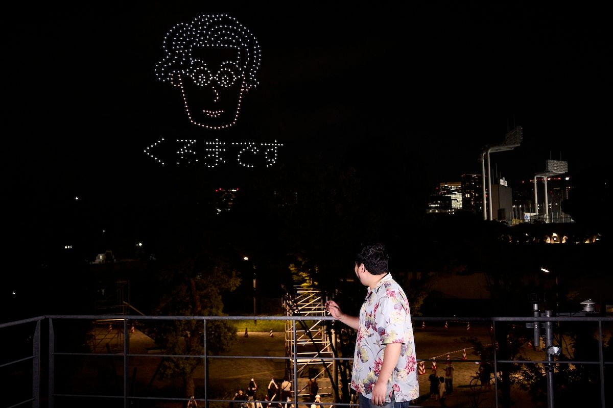 ドローンで夜空に浮かび上がるくるまの顔